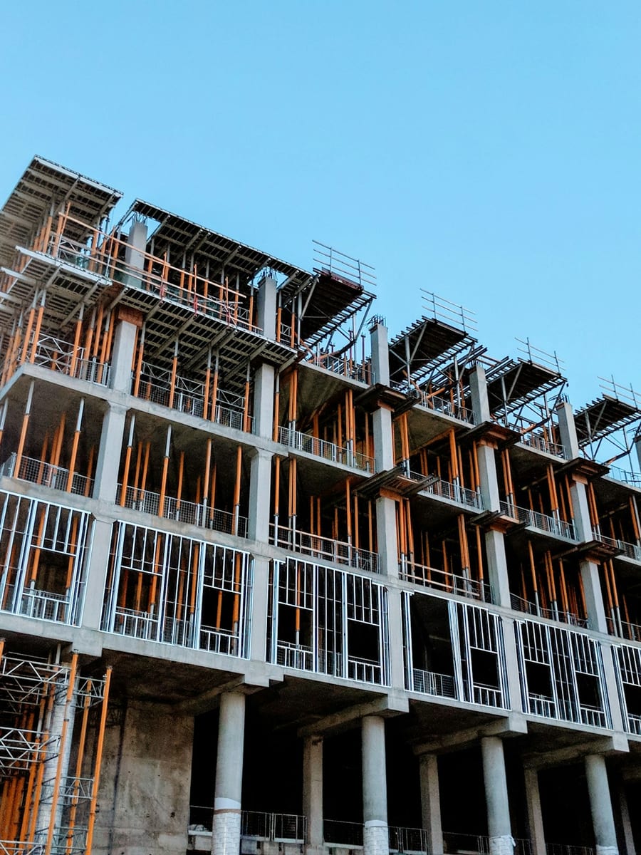 Beton karkası görünən, tikilməkdə olan çoxmərtəbəli bina