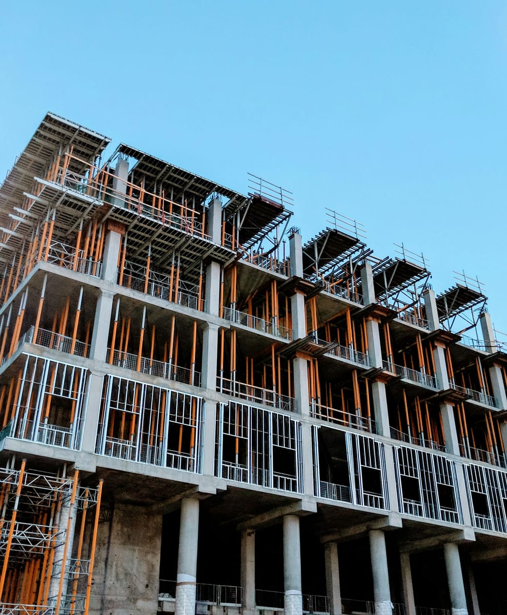 Beton karkası görünən, tikilməkdə olan çoxmərtəbəli bina